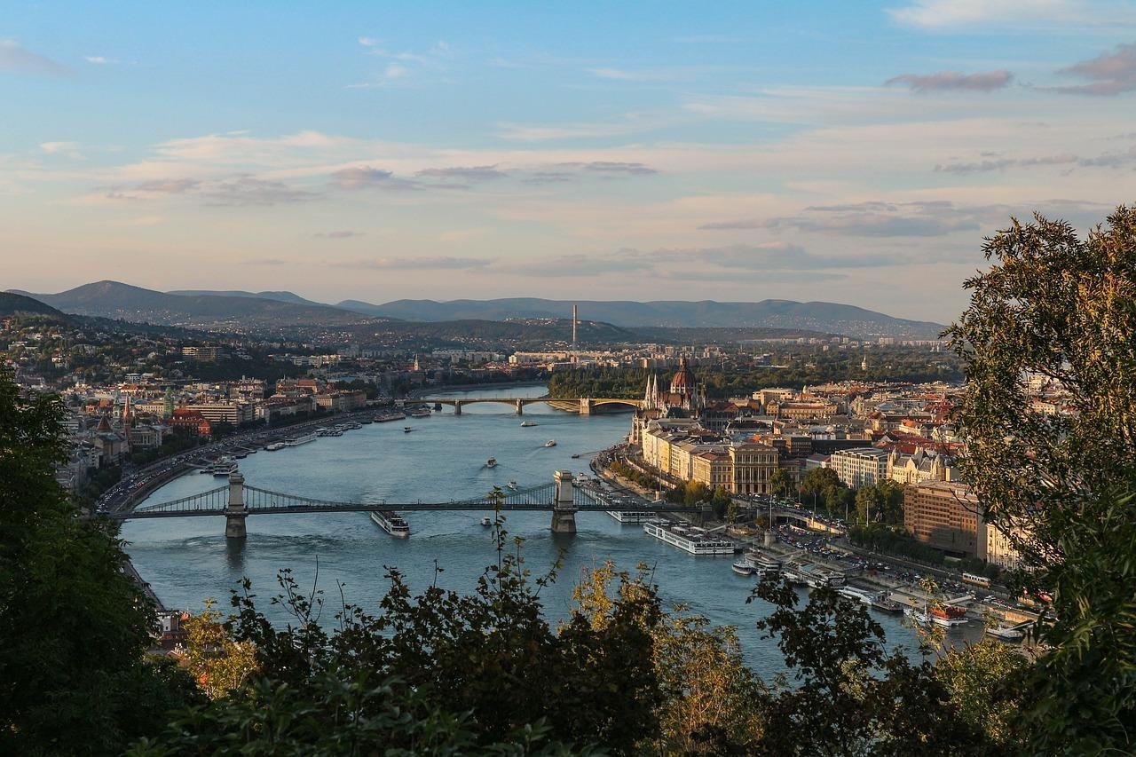 V Budapešti protestovali dve stovky taxikárov, chcú zmenu daní V Budapešti protestovali dve stovky taxikárov, chcú zmenu daní