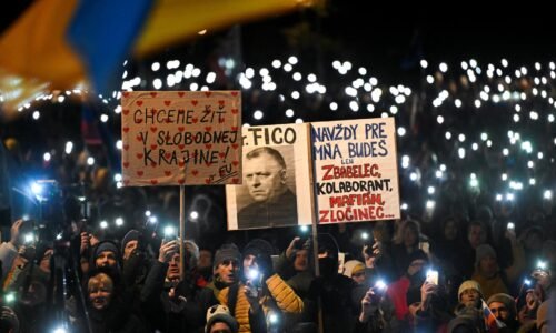 V Bratislave sa uskutočnil veľký protest. Rozhorčenie s krokmi Fica vyjadrili primátor Vallo aj herec Trojan