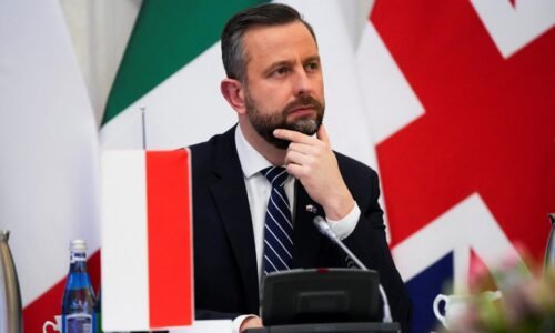 Poľský minister obrany žiada pozastaviť právo migrantov žiadať o azyl