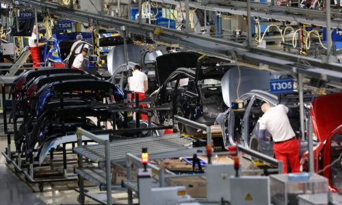 Z Ruska sme získali tri promile investícií. Majme to pred očami, keď váhame, kam patríme, odkazujú automobilky