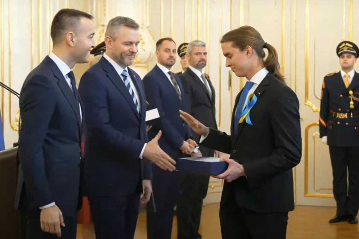 Českí študenti sa v otvorenom liste postavili za stredoškoláka, ktorý nepodal ruku Pellegrinimu Českí študenti sa v otvorenom liste postavili za stredoškoláka, ktorý nepodal ruku Pellegrinimu