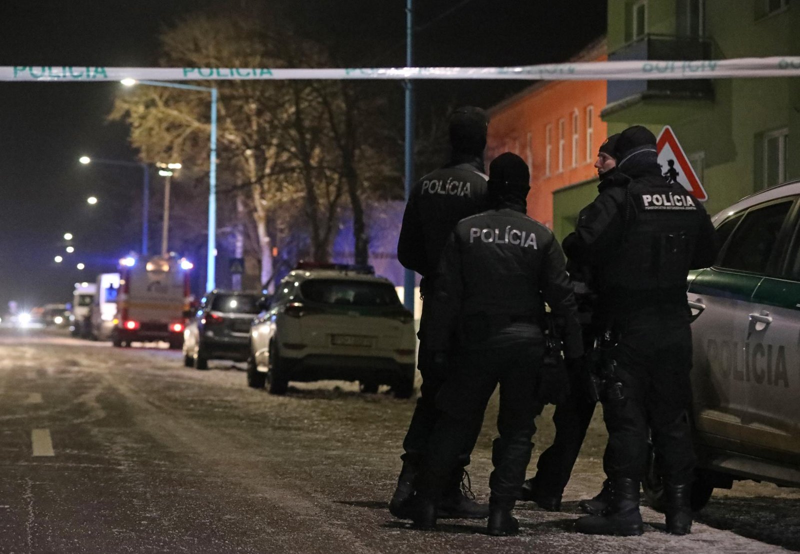 Tiché ulice, majáky a kahance. Je to najväčšia tragédia, ktorú mesto pri poľských hraniciach zažilo (reportáž) Tiché ulice, majáky a kahance. Je to najväčšia tragédia, ktorú mesto pri poľských hraniciach zažilo (reportáž)