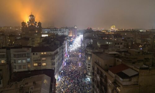 Tisíce ľudí v Belehrade opäť protestovali, od štátnej stanice žiadali objektívne spravodajstvo Tisíce ľudí v Belehrade opäť protestovali, od štátnej stanice žiadali objektívne spravodajstvo