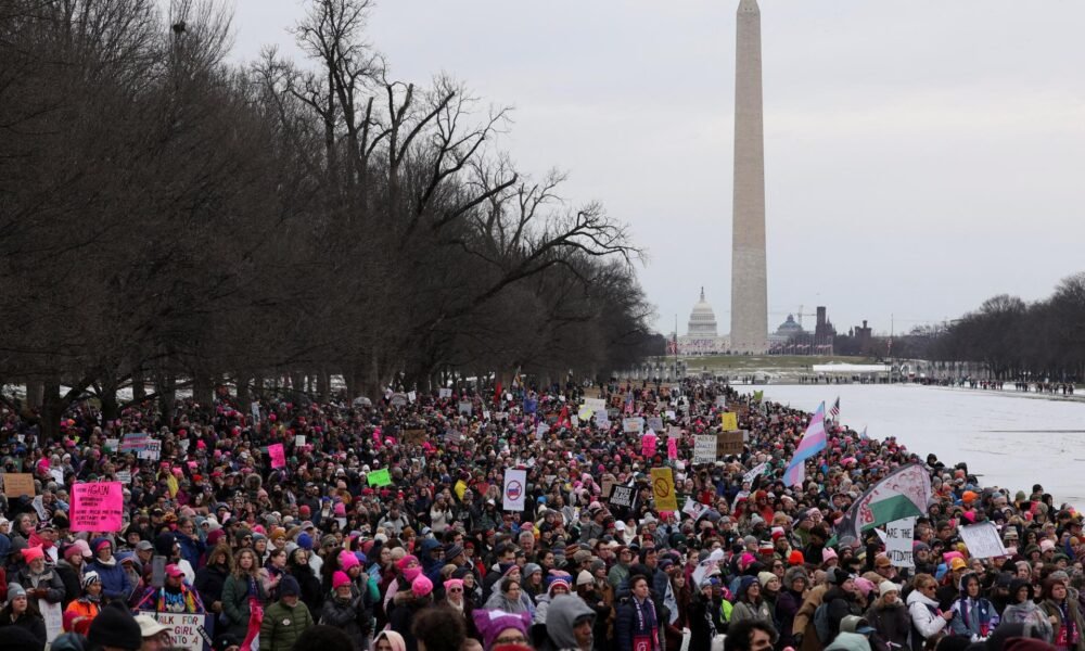 Tisíce Trumpových odporkýň pochodovali Washingtonom za práva žien