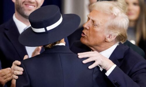 Zradný klobúk Melanie Trumpovej a zabudnutá Biblia. Čo netradičné sa dialo počas inaugurácie Trumpa