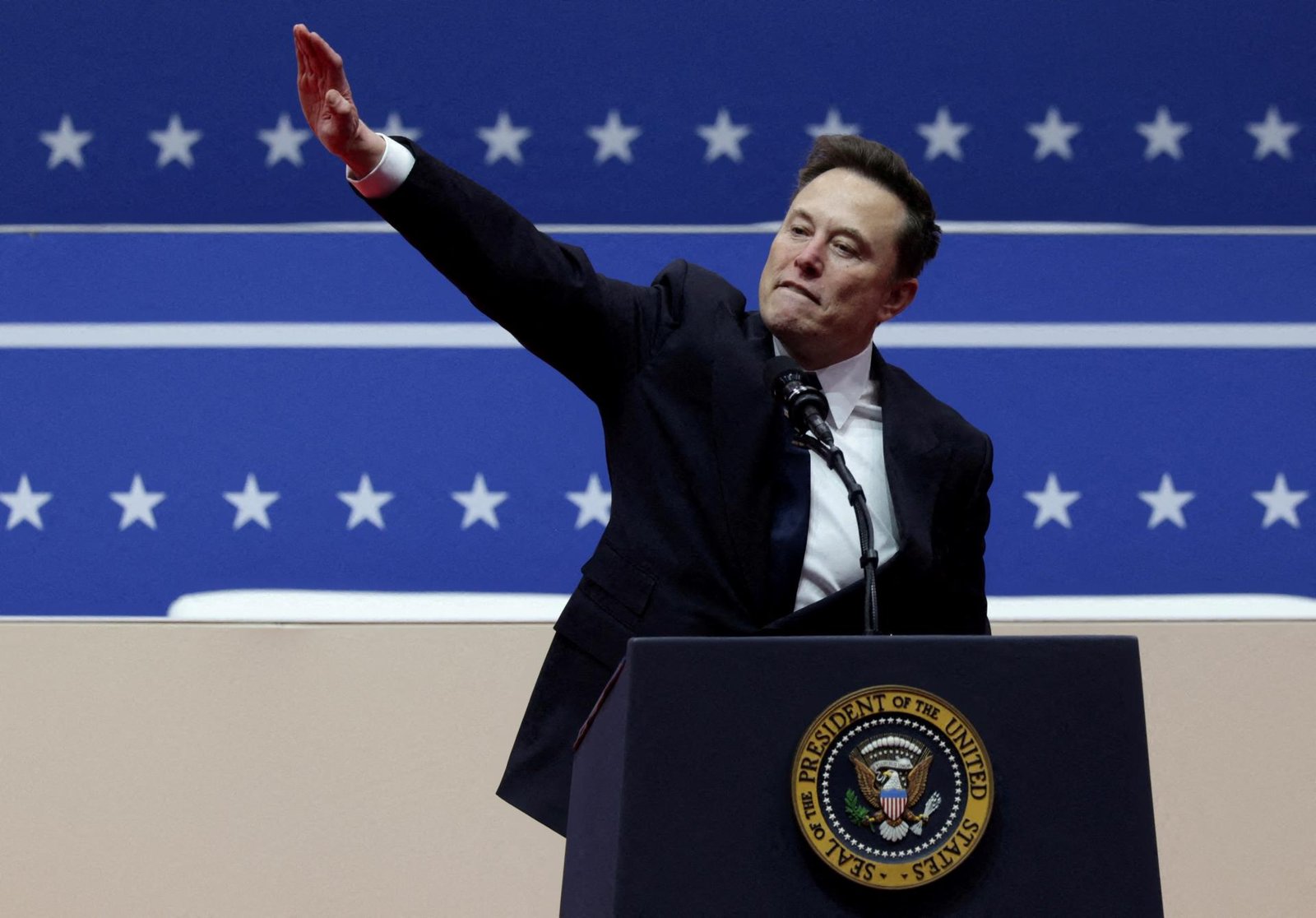 Musk vyvolal rozruch pozdravom pravicou na Trumpovom zhromaždení vo Washingtone Musk vyvolal rozruch pozdravom pravicou na Trumpovom zhromaždení vo Washingtone