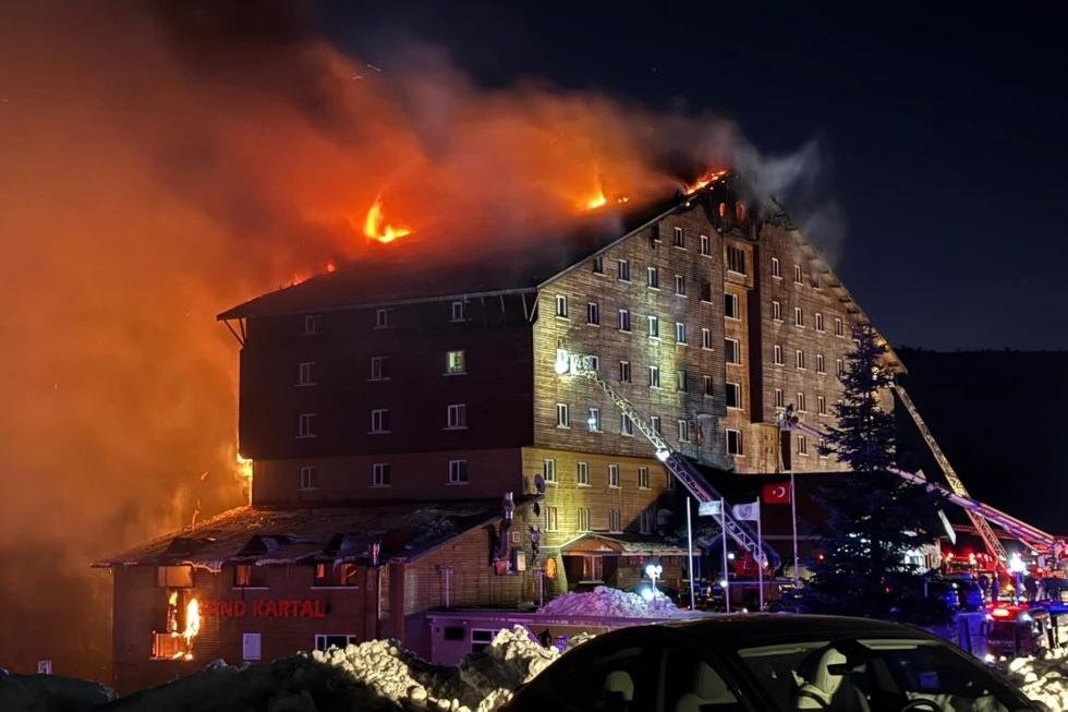 Požiar v hoteli lyžiarskeho strediska v Turecku si vyžiadal desať obetí Požiar v hoteli lyžiarskeho strediska v Turecku si vyžiadal desať obetí