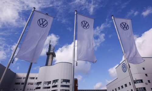 Akcie Stellantisu a Volkswagenu oslabujú, reagujú na hrozbu ciel z USA