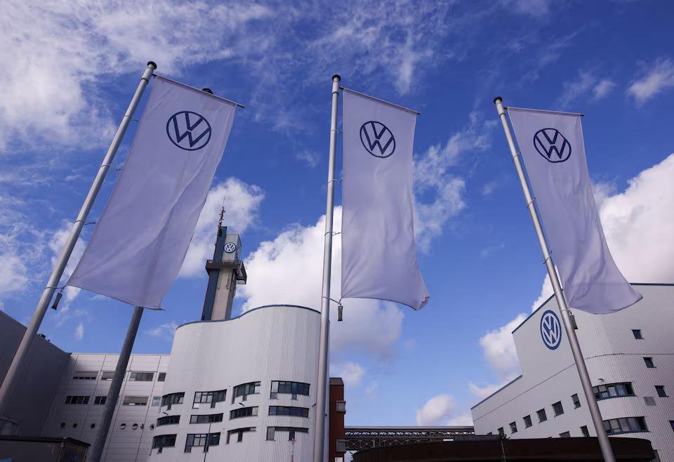 Akcie Stellantisu a Volkswagenu oslabujú, reagujú na hrozbu ciel z USA Akcie Stellantisu a Volkswagenu oslabujú, reagujú na hrozbu ciel z USA