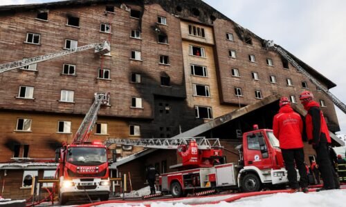 Požiar v hoteli lyžiarskeho strediska na severe Turecka si vyžiadal 76 obetí a desiatky zranených Požiar v hoteli lyžiarskeho strediska na severe Turecka si vyžiadal 76 obetí a desiatky zranených