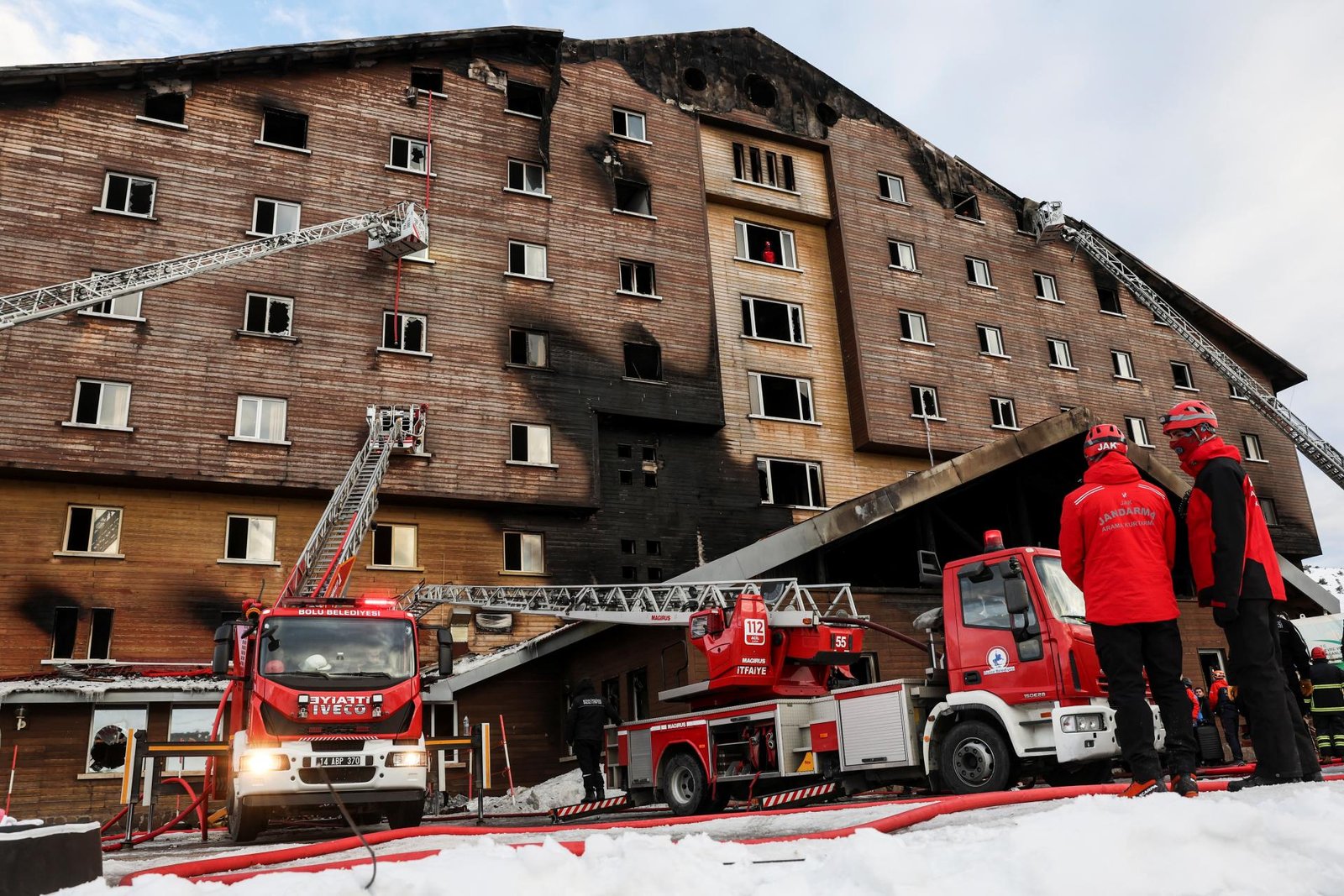 Požiar v hoteli lyžiarskeho strediska na severe Turecka si vyžiadal 76 obetí a desiatky zranených