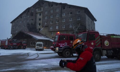 V súvislosti s požiarom v tureckom lyžiarskom stredisku zadržali už 14 ľudí V súvislosti s požiarom v tureckom lyžiarskom stredisku zadržali už 14 ľudí