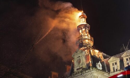 Požiar spustošil strechu a zvonicu jednej z parížskych radníc