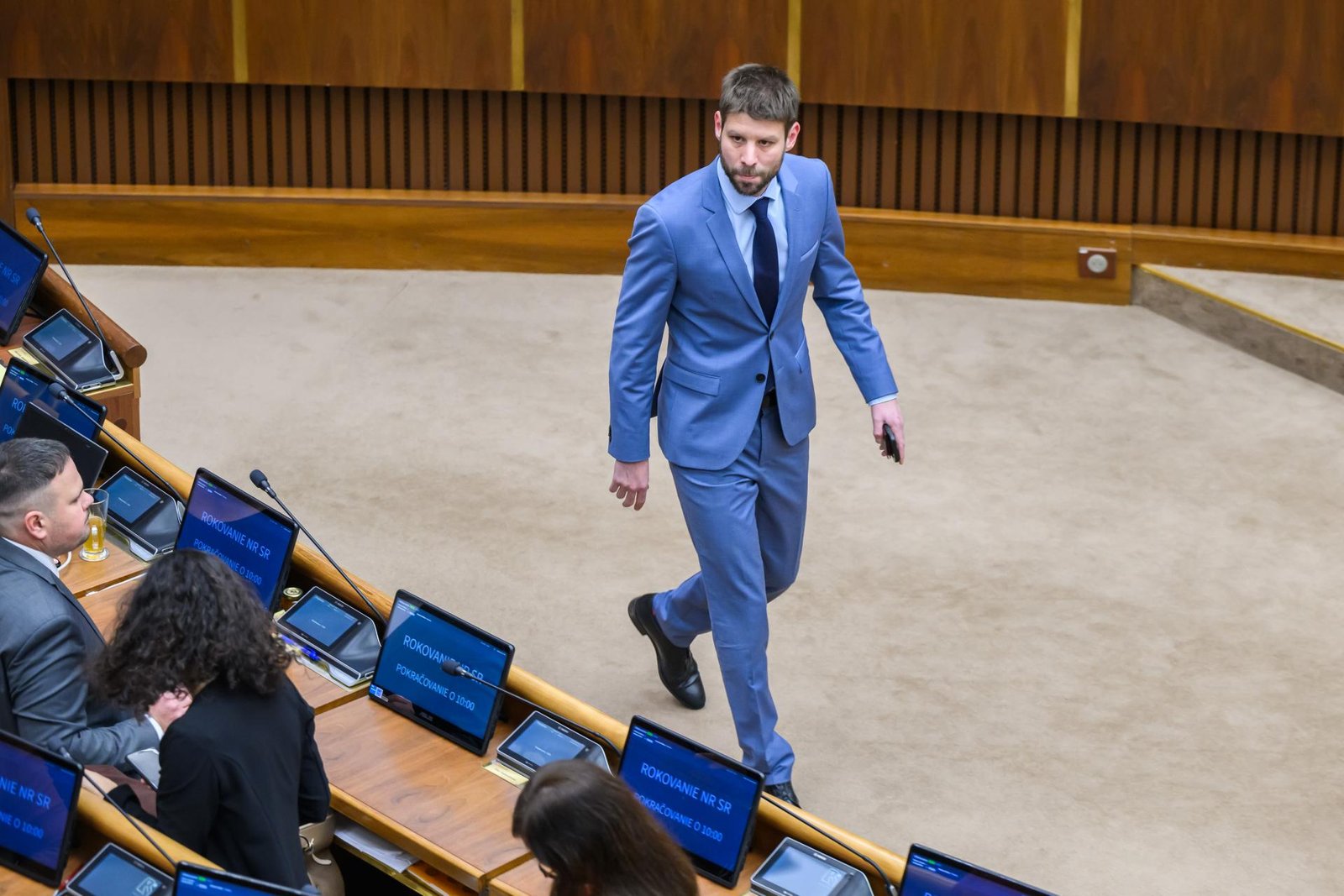 Prieskum AKO: PS aj Smer narástli, súčasná opozícia by mala väčšinu Prieskum AKO: PS aj Smer narástli, súčasná opozícia by mala väčšinu