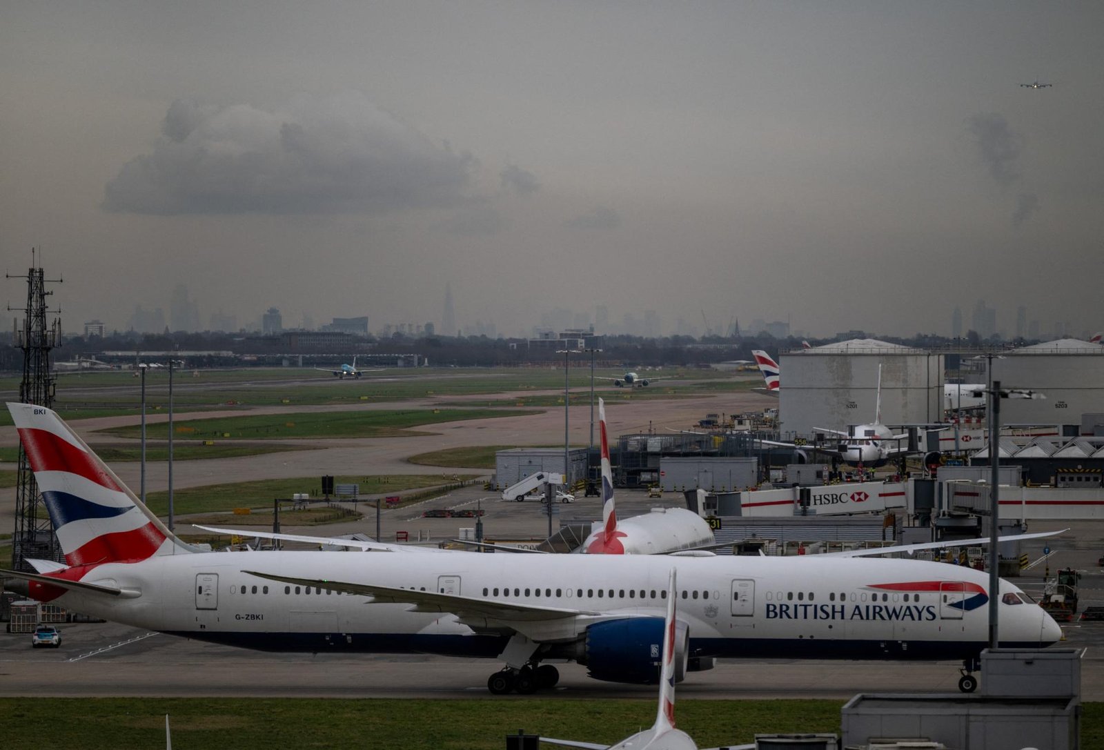 Britská vláda podporila výstavbu tretej dráhy na Heathrow, Ryanair ju kritizuje