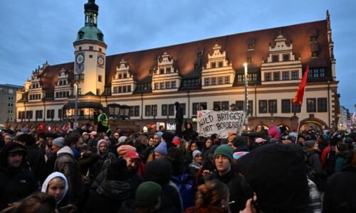 Tisíce ľudí v Lipsku protestovali proti spornému hlasovaniu o migrácii, prešiel s podporou krajnej pravice