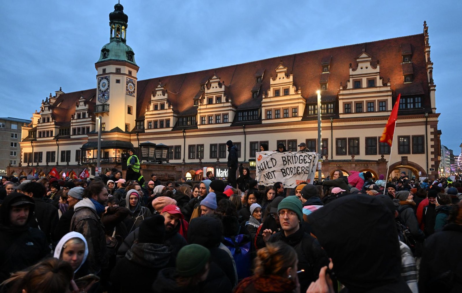 Tisíce ľudí v Lipsku protestovali proti spornému hlasovaniu o migrácii, prešiel s podporou krajnej pravice Tisíce ľudí v Lipsku protestovali proti spornému hlasovaniu o migrácii, prešiel s podporou krajnej pravice