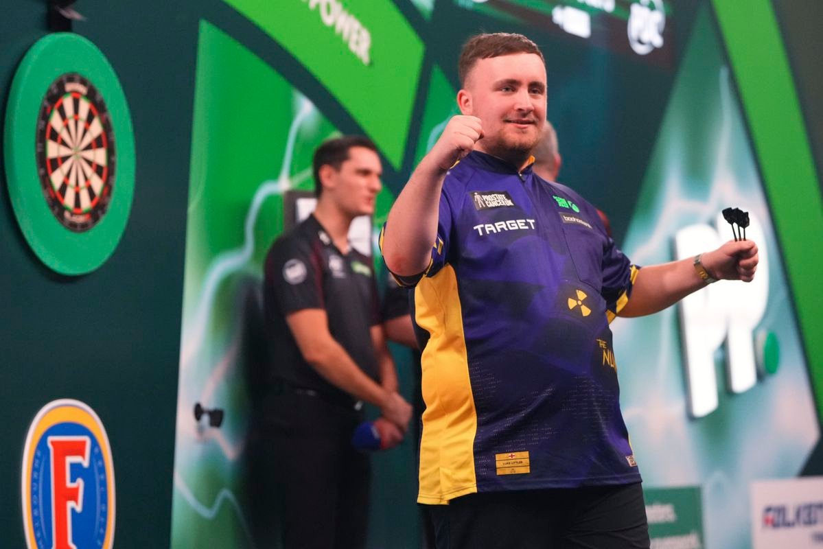 Neskutočný talent. Luke Littler sa ešte pred 18. narodeninami znova predstaví vo finále MS