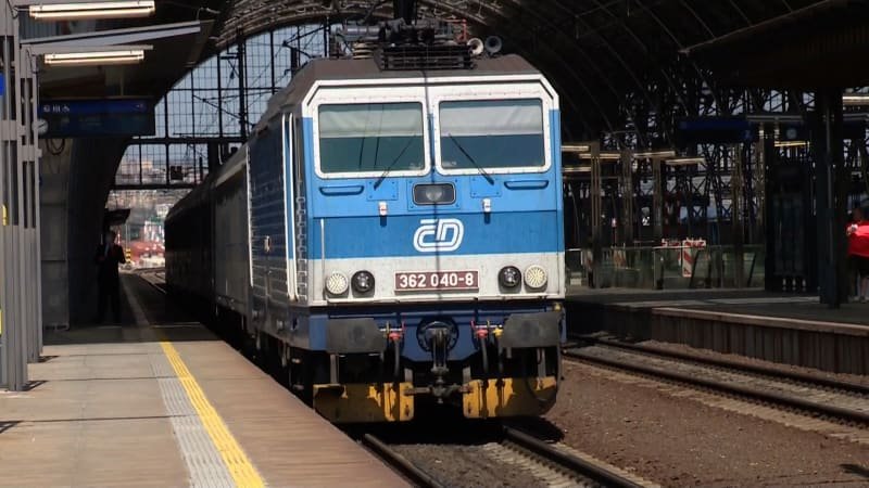 Vlaky v Česku zbytečně zastavují. Nový zabezpečovač ETCS si neví rady se sněhem a náledím Vlaky v Česku zbytečně zastavují. Nový zabezpečovač ETCS si neví rady se sněhem a náledím