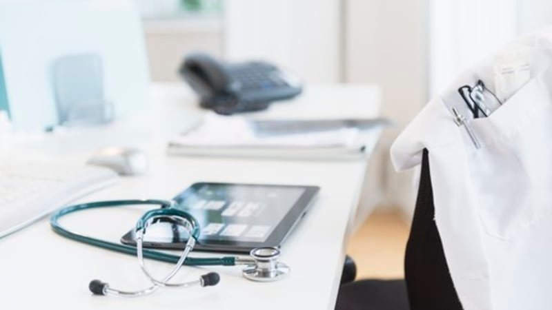 Syndrom bílého pláště: Třes rukou, nervozita a vysoký tlak. Hrůzu z lékařů má každý třetí Čech Syndrom bílého pláště: Třes rukou, nervozita a vysoký tlak. Hrůzu z lékařů má každý třetí Čech