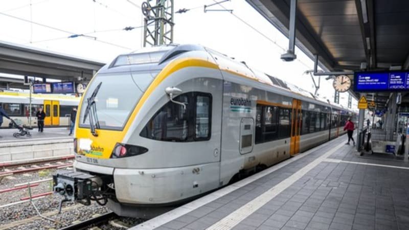 Mladý Syřan s „útočnou puškou“ hrozil smrtí lidem ve vlaku do Dortmundu. Následovala panika Mladý Syřan s „útočnou puškou“ hrozil smrtí lidem ve vlaku do Dortmundu. Následovala panika