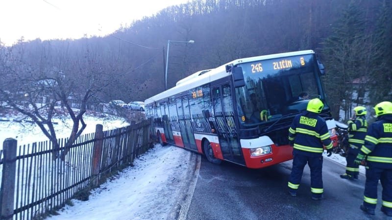 Autobus MHD skončil v příkopu i s cestujícími. Ze silnice sklouzl kvůli ledovce Autobus MHD skončil v příkopu i s cestujícími. Ze silnice sklouzl kvůli ledovce