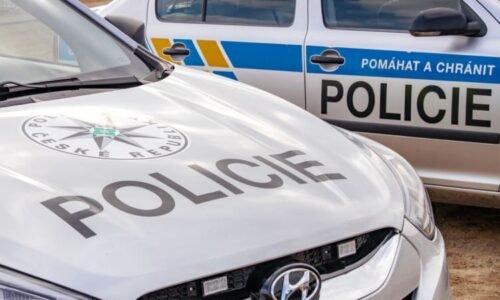 Těžké zranění policisty při havárii na Kolínsku. Auto se zapnutým majákem skončilo na střeše