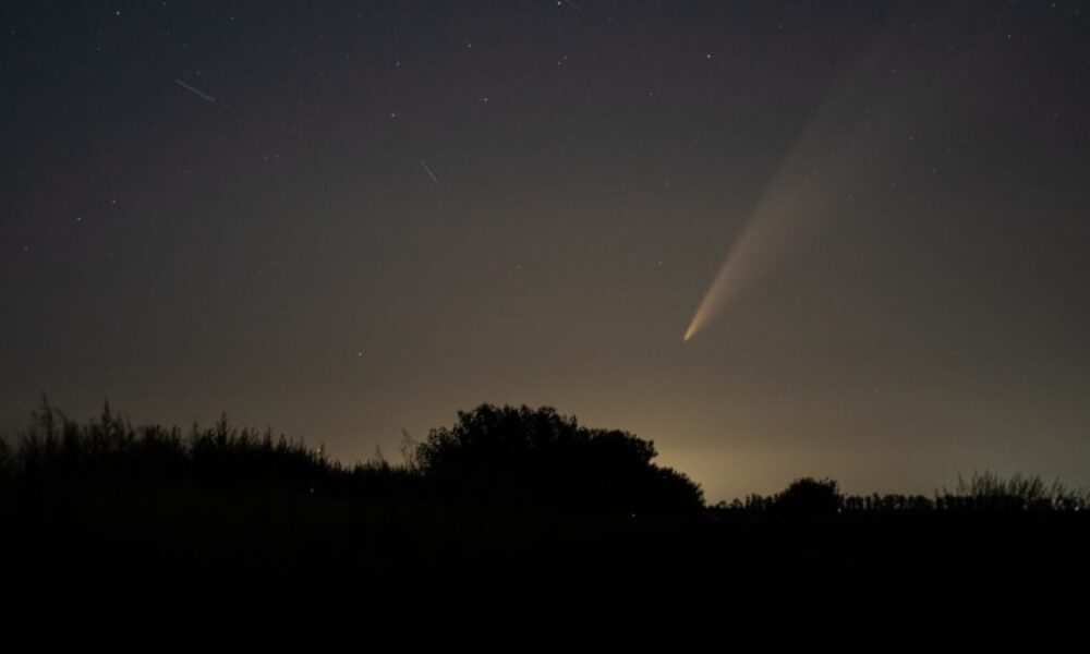 Další kometa uchvátila svět, Čecha ocenila i NASA. Fotografy štvou Muskovy „vláčky“