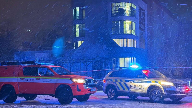 Hasiči k tragédii v Mostě: Požár způsobil ohřívač. Zachránili jsme člověka uvězněného na záchodě Hasiči k tragédii v Mostě: Požár způsobil ohřívač. Zachránili jsme člověka uvězněného na záchodě