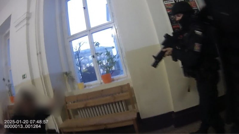 Další výhrůžka zbraní ve škole: Žák mluvil o střelbě v Praze, policisté ho zpacifikovali Další výhrůžka zbraní ve škole: Žák mluvil o střelbě v Praze, policisté ho zpacifikovali