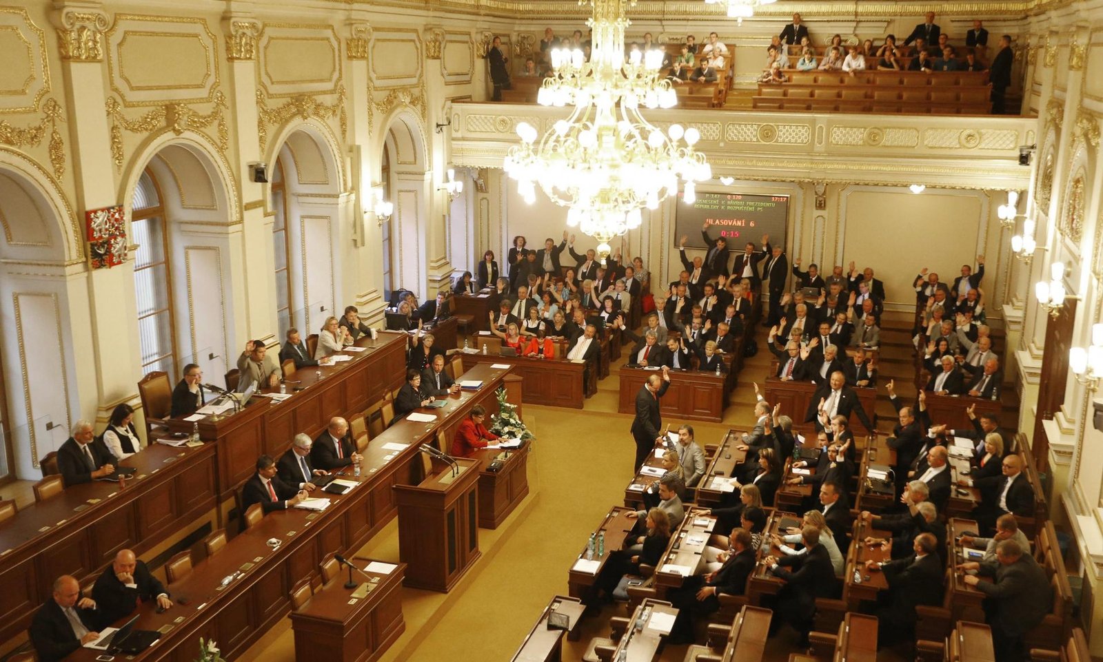 Českí poslanci schválil rast platov vrcholných politikov o takmer sedem percent Českí poslanci schválil rast platov vrcholných politikov o takmer sedem percent