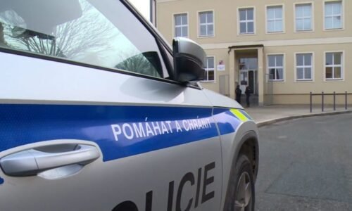 Policie zasahovala na základní škole v Černošicích. Žák vytáhl ve třídě maketu zbraně