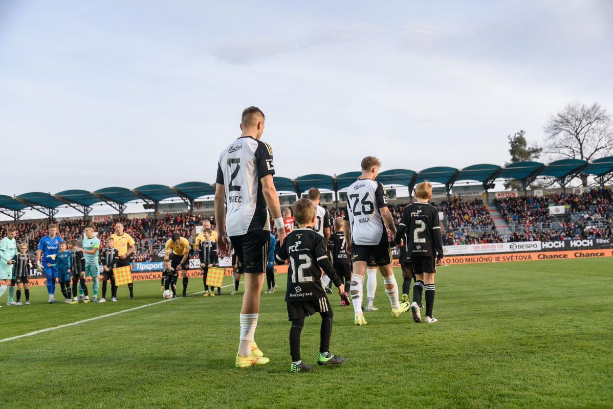 Totálny chaos v klube s bývalým slovanistom. Exmajiteľ s gorilami zamkol klub reťazou, ide po Strakovi