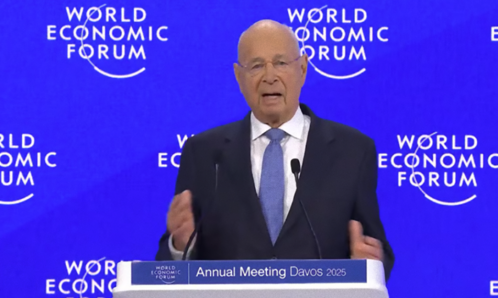 Klaus Schwab označil „dezinformace“ za kritickou výzvu a vyzval elity k vypracování řešení