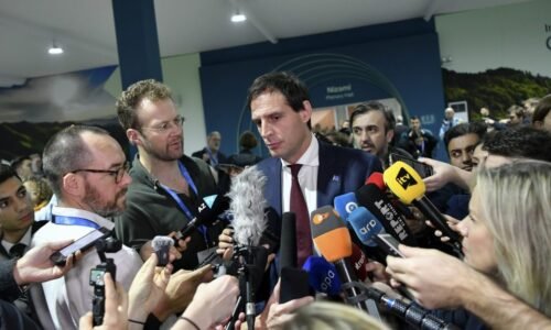 Komisár Hoekstra po mesiacoch odpovedal poslancom. Nové emisné limity na autá nezníži