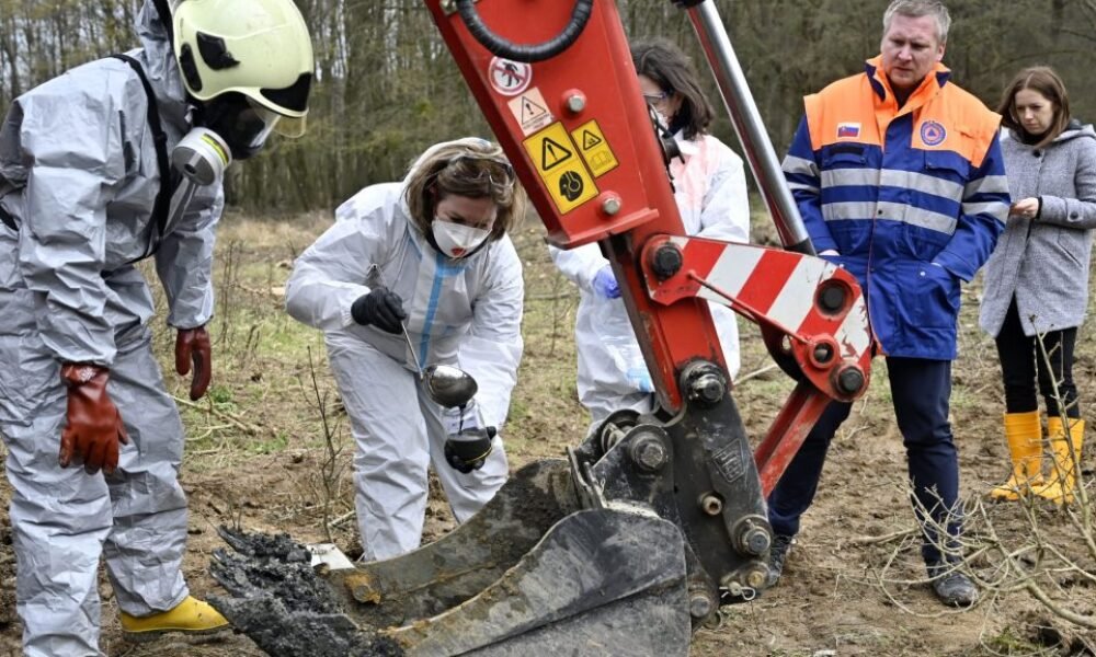 Toxický odpad zo Strážskeho vyvezú za hranice. Zaplatí to štát, eurofondy odkladá na neskôr  