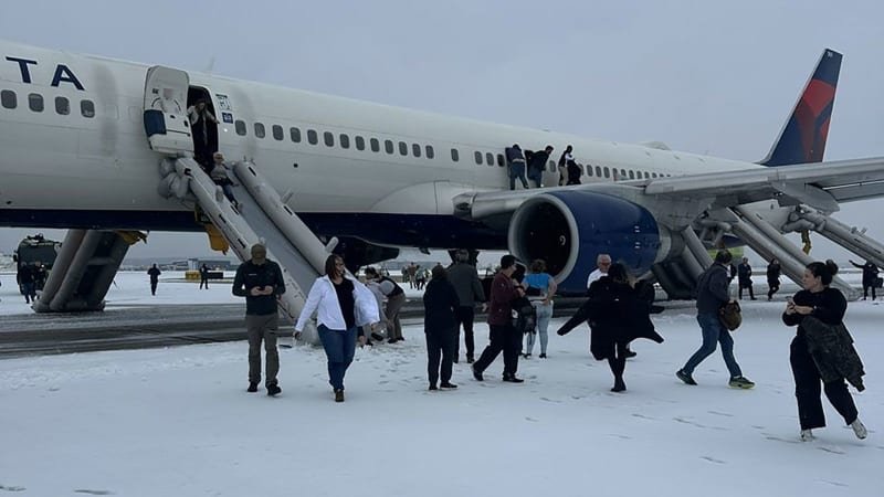 Drama na palubě Boeingu: Po startu nevzlétl, evakuovalo se 200 lidí. Hořel motor, řekl svědek Drama na palubě Boeingu: Po startu nevzlétl, evakuovalo se 200 lidí. Hořel motor, řekl svědek