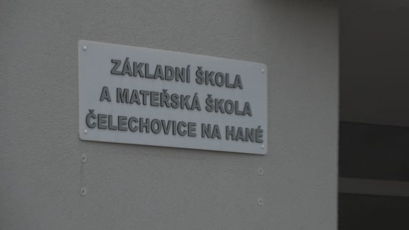 Dívka na Prostějovsku vyskočila ze školního balkonu, zasahoval vrtulník. Matka mluví o šikaně Dívka na Prostějovsku vyskočila ze školního balkonu, zasahoval vrtulník. Matka mluví o šikaně