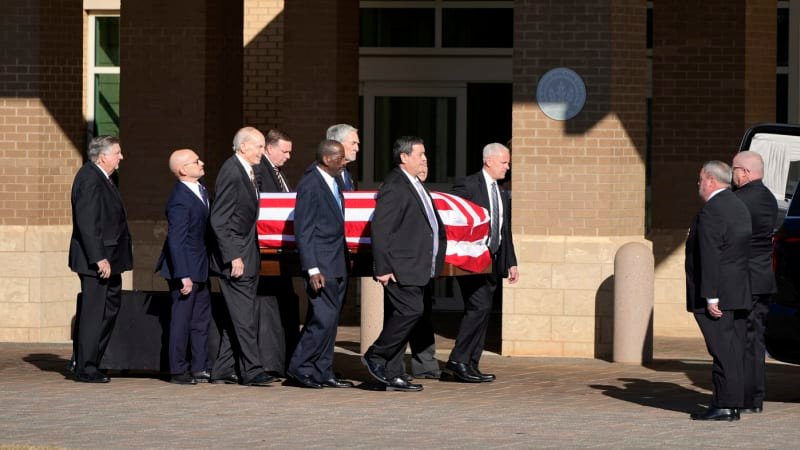 Rakev ve vlajce nesli jeho ochránci. USA se loučí se zesnulým exprezidentem Jimmym Carterem Rakev ve vlajce nesli jeho ochránci. USA se loučí se zesnulým exprezidentem Jimmym Carterem