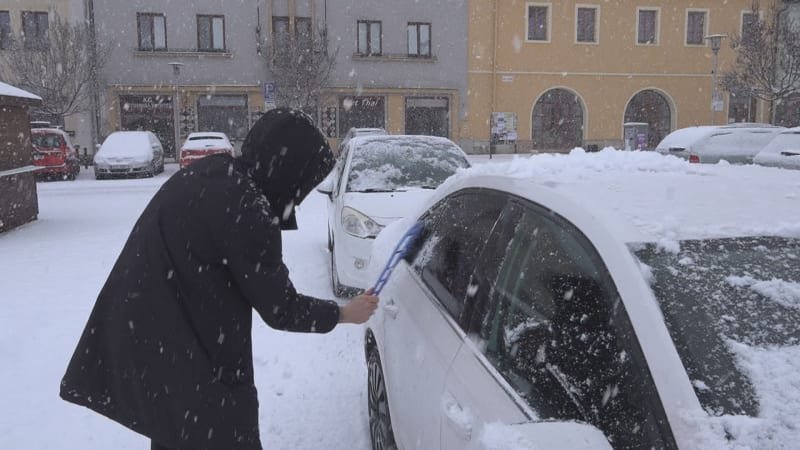 Za jízdu v zasněženém autě hrozí vysoká pokuta. Očistit čelní sklo nestačí, varují odborníci Za jízdu v zasněženém autě hrozí vysoká pokuta. Očistit čelní sklo nestačí, varují odborníci