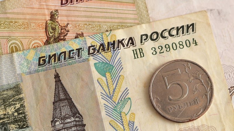 Tvrz: Rubl pokračuje ve volném pádu. Běžný Rus to pozná možná tak na ceně iPhonu, říká Just Tvrz: Rubl pokračuje ve volném pádu. Běžný Rus to pozná možná tak na ceně iPhonu, říká Just