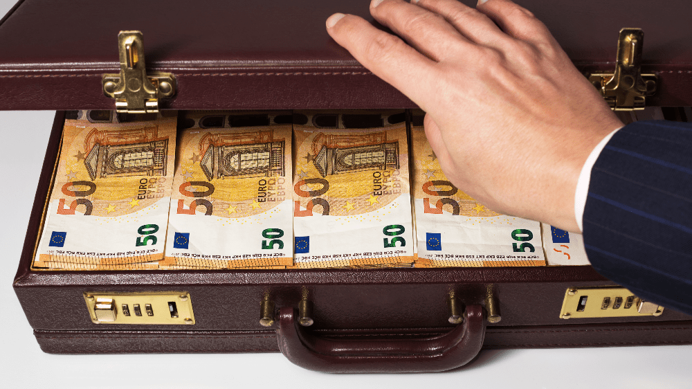 Koľko peňazí si mám odkladať, aby som mal na dôchodku 500 000 eur?