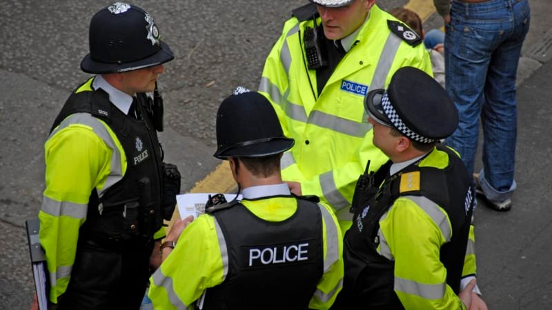 Policisté v Británii se vyhýbali zločinům menšin. Báli se nařčení z rasismu a nepokojů Policisté v Británii se vyhýbali zločinům menšin. Báli se nařčení z rasismu a nepokojů