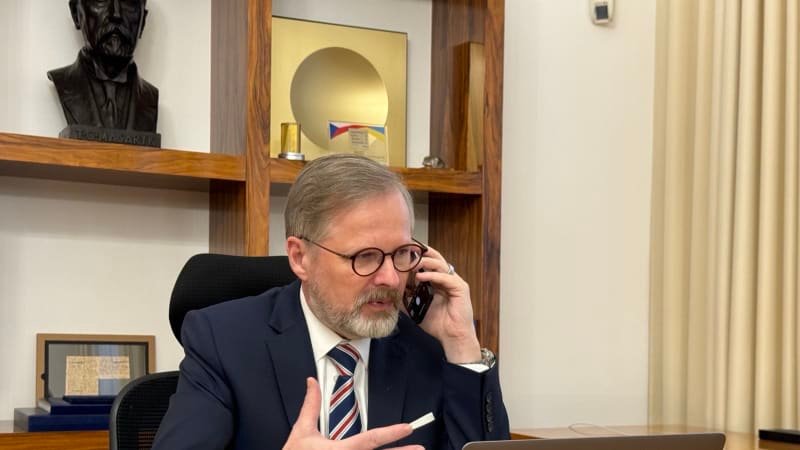 Fialovo faux pas s mobilem je politická chyba, míní expert. Jak by měl premiér zareagovat?