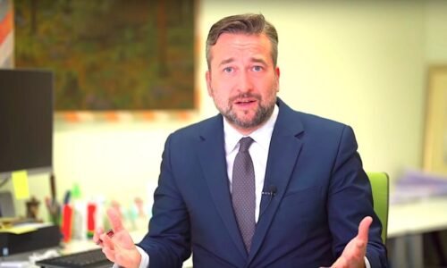 Naďov človek schvaľuje vraždu starenky, pretože si do domu pozvala ruských vojakov. Zabíjanie kolaborantov podľa starostu Rače – Drotována nie je vojnový zločin. Europoslanec Blaha na neho podáva trestné oznámenie 