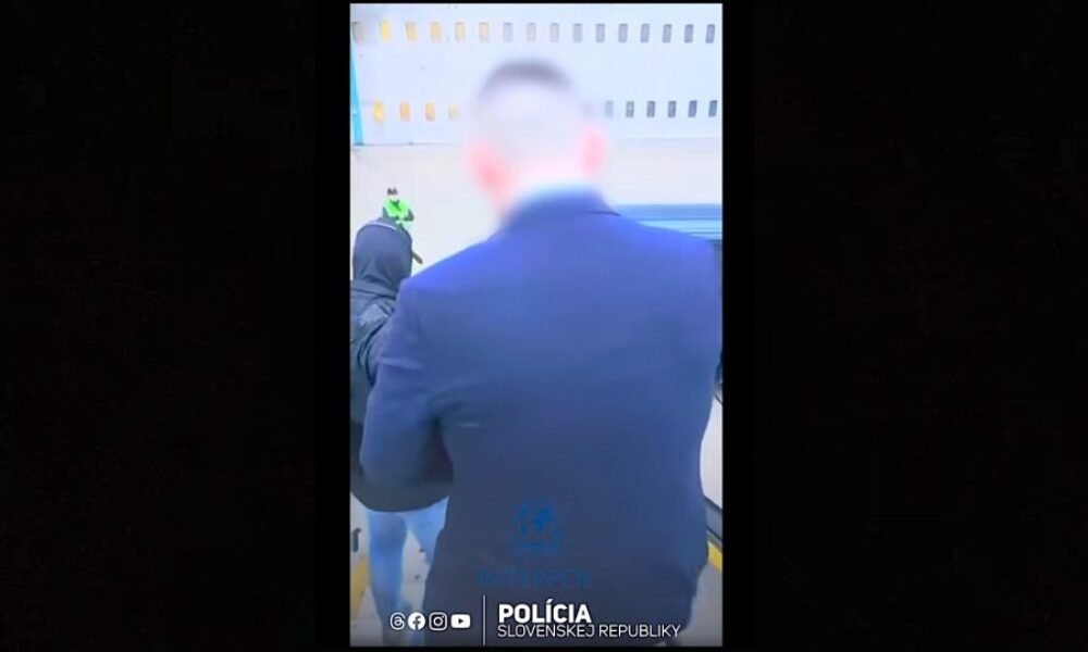 VIDEO: Youtuber Daniel Bombic alias Danny Kollar bol Interpolom a slovenskými policajtmi letecky eskortovaný z Veľkej Británie na Slovensko.
