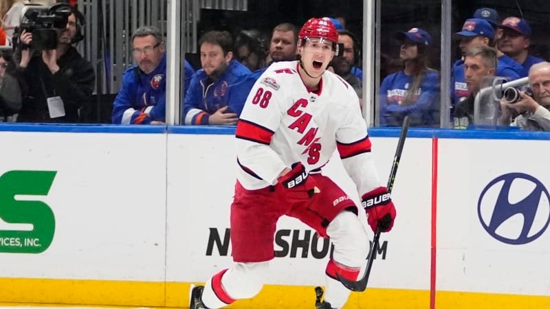 Přestupová senzace v NHL: Nečas mění poprvé dres, Carolina ho poslala do Colorada
