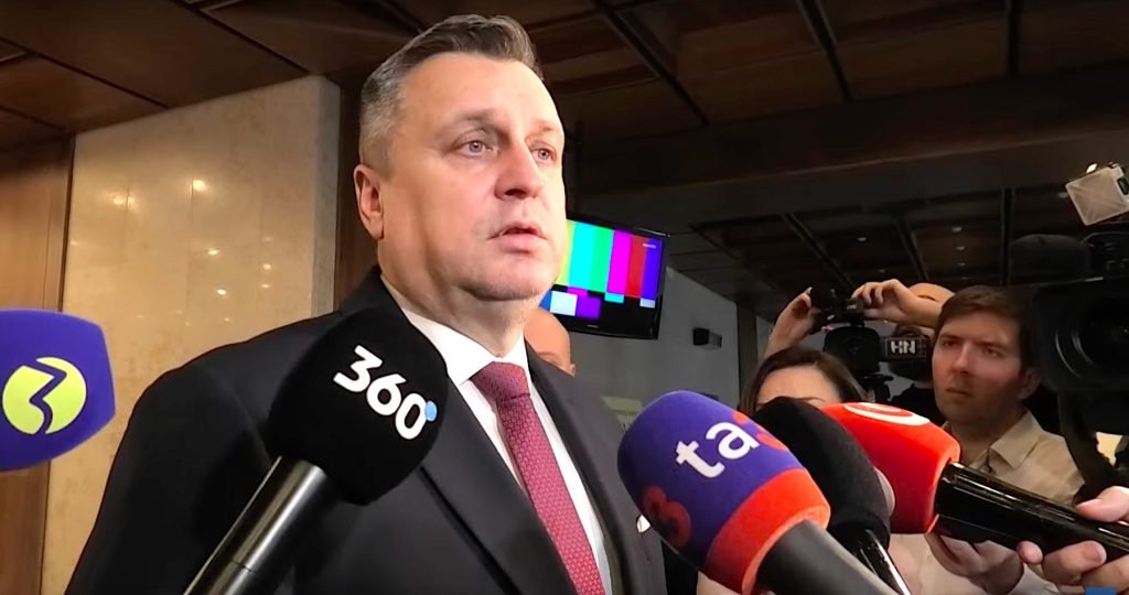 Huliak odmietol Dankovu veľkorysú ponuku stať sa podpredsedom parlamentu a trvá na požiadavke mať rezort životného prostredia. Predseda SNS vyhlásil, že o ďalšom postupe s ním bude rokovať premiér Fico Huliak odmietol Dankovu veľkorysú ponuku stať sa podpredsedom parlamentu a trvá na požiadavke mať rezort životného prostredia. Predseda SNS vyhlásil, že o ďalšom postupe s ním bude rokovať premiér Fico