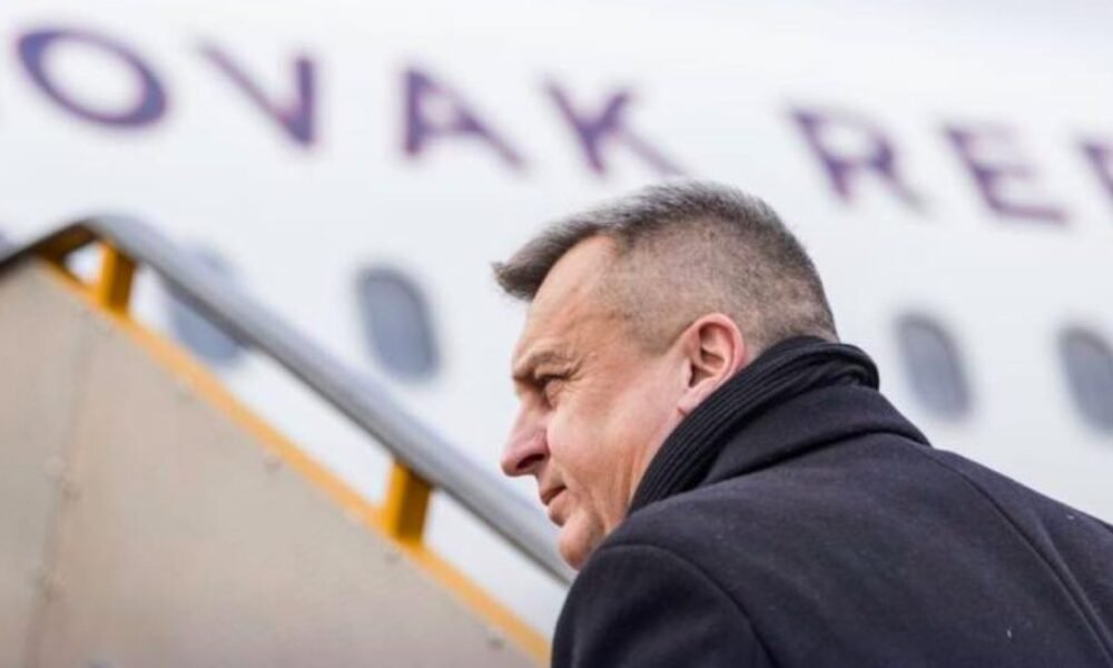 VIDEO: Delegácia slovenských poslancov na čele s Andrejom Dankom a Tiborom Gašparom odcestovala do Moskvy. Poľsko odmietlo, aby lietadlo so slovenskými politikmi letelo nad jeho územím