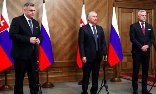 Slovenskí poslanci rokovali v Moskve s predsedom ruskej Štátnej dumy Viačeslavom Volodinom. Andrej Danko vyjadril úctu a rešpekt k tomu, čo Ruská federácia pod vedením prezidenta Vladimira Putina dokázala. Podľa podpredsedu parlamentu Tibora Gašpara by Slovensko mali nasledovať aj ďalšie štáty EÚ a taktiež rokovať s Ruskom